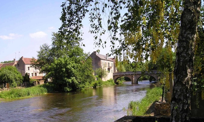Saint-Pere House | Cottage with terrace by river in natural park