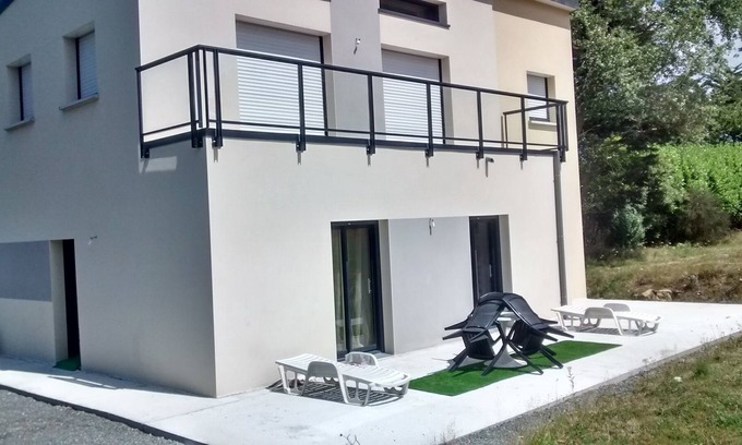 Pleumeur-Bodou Cottage | Cottages on the ground floor of a house by the sea, near Tregastel