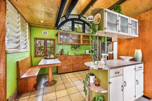 Mudjimba House | Cottonwood Cottage - Couples 'pet friendly' retro escape