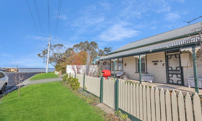 Paynesville House | Cottswold - Ample room for relaxing after a day on the water
