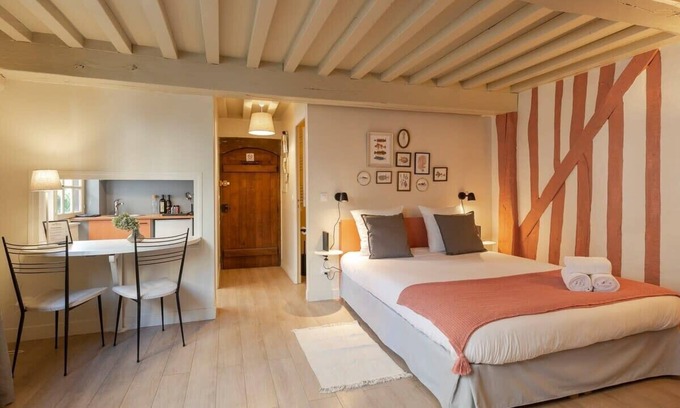 Honfleur Apartment | Couleur Corail Studio – Peaceful gem & shared yard – Central Honfleur