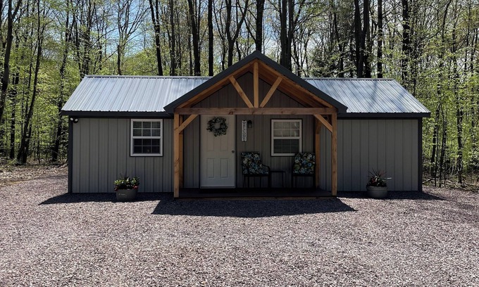 Central City Cabin | Country cabin 2. Minutes from Mountain Ridge ATV Park and Flight 93 Memorial.