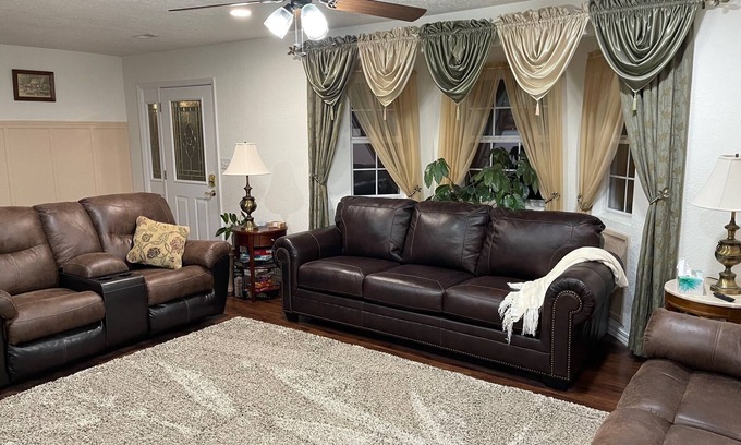 Mountain Grove House | Country Charm! Billiards and Ping Pong Table & Sunroom, Spacious & Sleeps 14!
