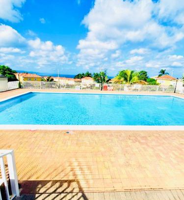 Mango Walk Apartment | Country Club House Retreat - 2 bedroom House with Pool near Montego Bay Airport and Beach Strip