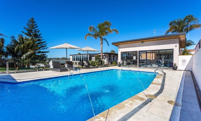 Centennial Park Hotel | Country Comfort Amity Motel