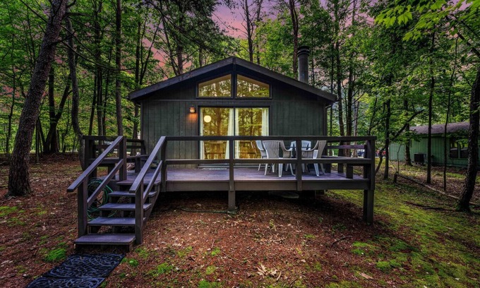 The Woods House | Country Comfort -wifi, fireplace, golf, pool access, deck