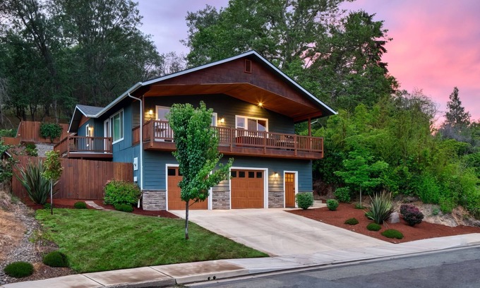Grants Pass House | Country Comfort with Modern Conveniences