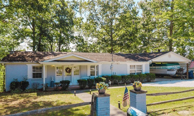 Somerset House | Country Cool Lake HousenPrivate, Pet friendly, Lakefront