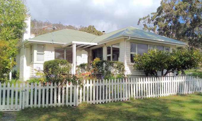 Port Huon House | Country Cottage Accommodation overlooking Huon River