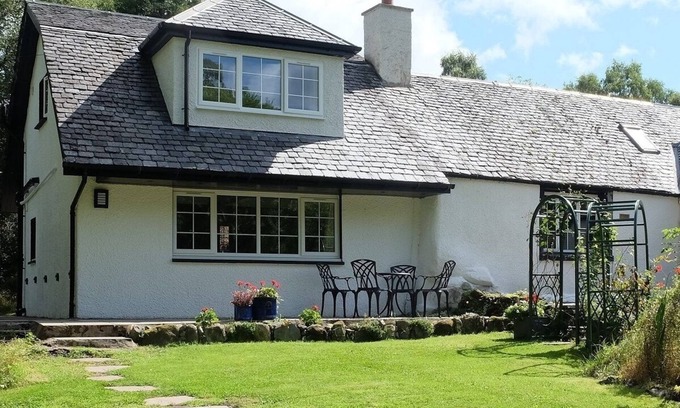 Saddell Cottage | Country cottage near Trossachs lakes, hill walks & cycle routes. Dogs welcome.
