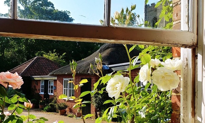 Woodbridge Cottage | Country Cottage Set In pretty Suffolk village with 2 local pubs, dog friendly