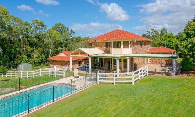 Thornlands House | Country Elegance - Acreage with pool