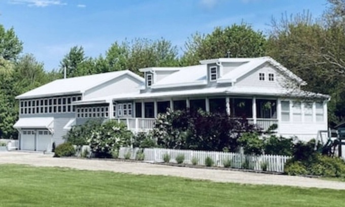 Coloma House | COUNTRY ESTATE, SLEEPS 20, 2 MILES TO LAKE MICHIGAN, POOL, PET FRIENDLY!