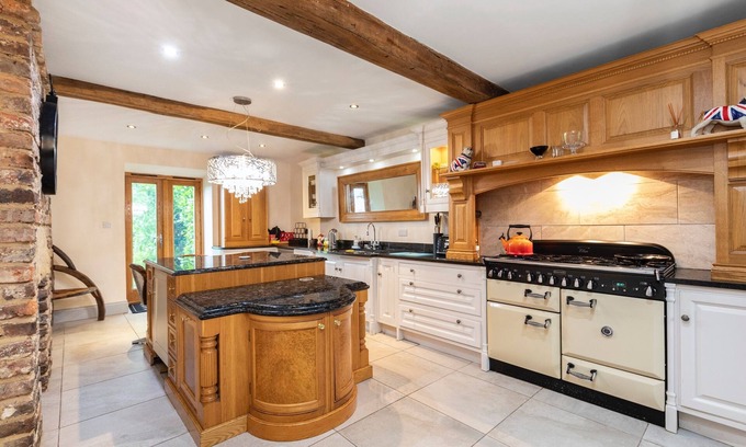 Otley House | Country Farmhouse - Swim spa hot Tub- bbq hut