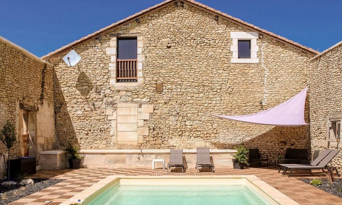 Champagne-et-Fontaine House | Country house with view of the castle.