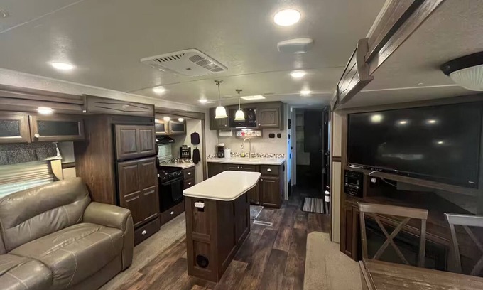 Nampa Apartment | Country Glamper fireplace hot tub cold plunge