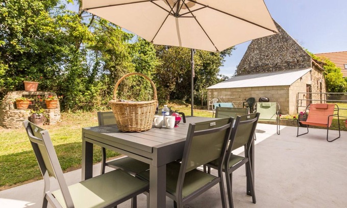 Saint-Germain-sur-Ay Cottage | Country house near beaches, pets allowed, parking