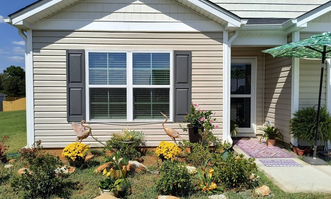 Welcome House | Country home , mile from Winery- custom design features, acre of peace & quiet!