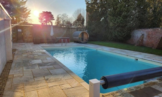 Milton Malsor House | Country Home with Beautiful Gardens, Pool & Sauna