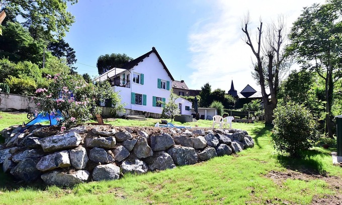Badecon-le-Pin Apartment | Country house, bucolic garden and leisure areas