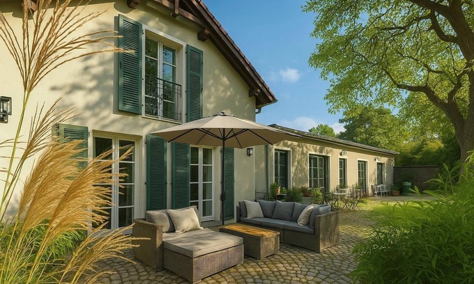Nuthetal Cottage | Country house dream - coach house under walnut trees