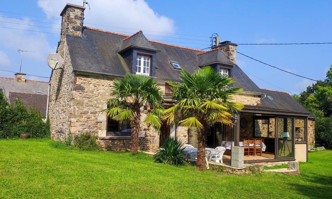 Pleguien House | Country house with 800 m2 of land