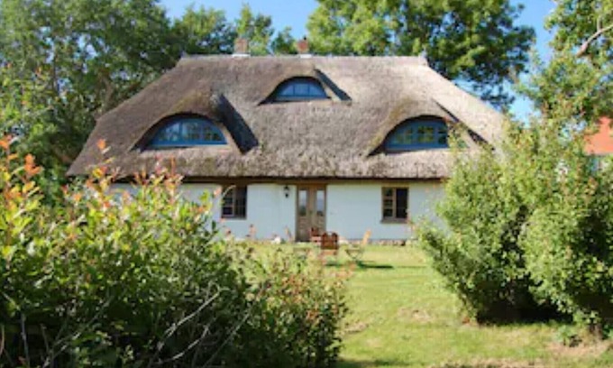 Ummanz Apartment | Country idyll in a rustic thatched house in the countryside for up to 8 people, Halbecks-Hof