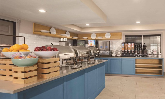Dubuque Hotel | Country Inn & Suites by Radisson, Dubuque, IA