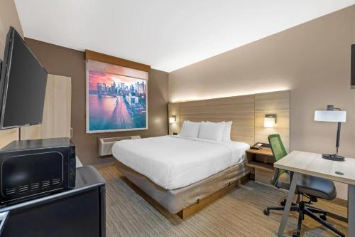 Travis - Chelsea Hotel | Country Inn & Suites by Radisson, Staten Island