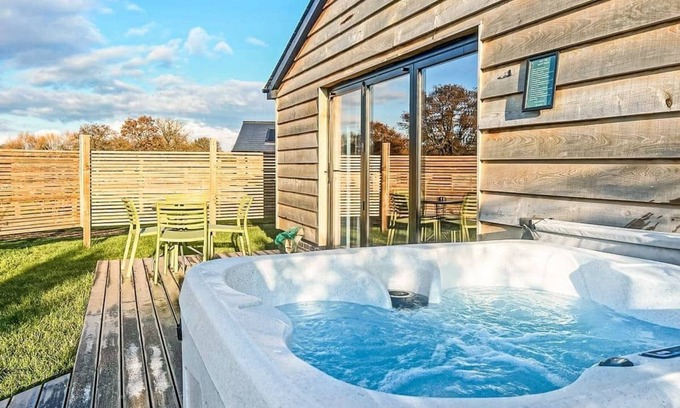 Attleborough Ski Chalet | Country Lodge Deluxe