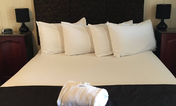 West Mackay Hotel | Country Plaza Motor Inn