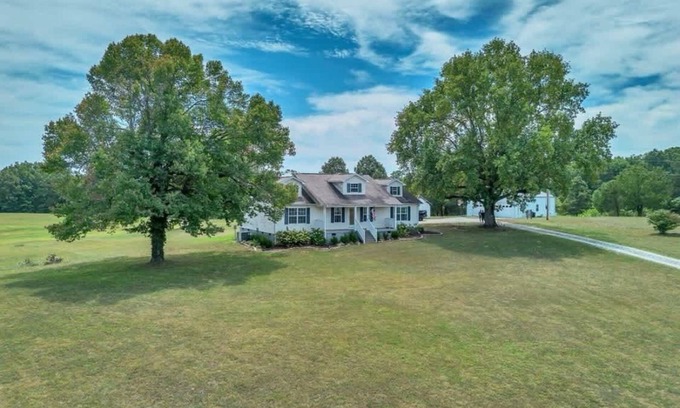 McEwen House | Country Retreat w/Hot Tub on 20 Acres in Dickson