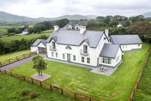 Dingle House | Country Setting in the Middle of Dingle Town.