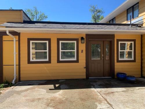 Port Alberni Apartment | Country studio pet friendly