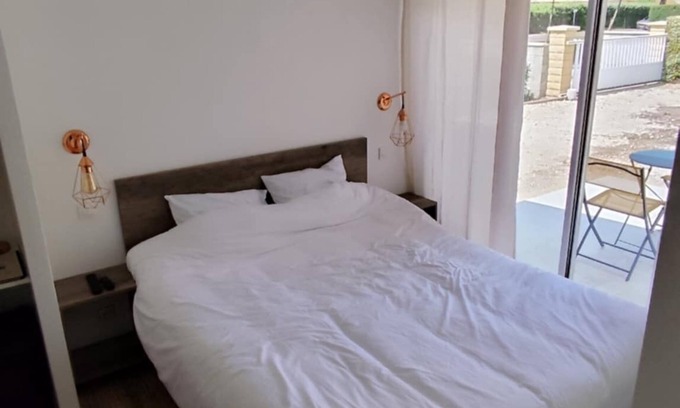 Virelade Bed & Breakfast | Country-style bedroom and bathroom