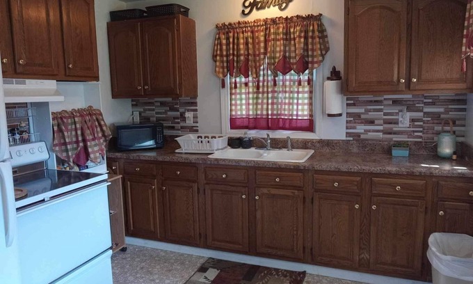 La Follette House | Country Town Cottage-peaceful home in small quiet community in smoky mountains