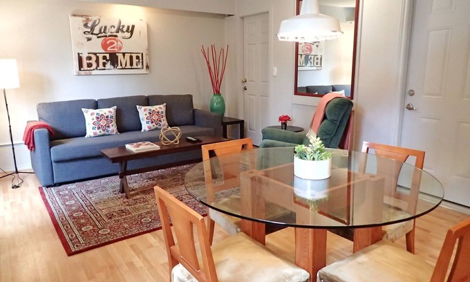 Langley House | COUNTRY WOODS BUNGALOW - Walk to Winery +Berry Farm - Fort Langley