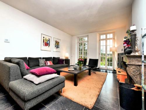 Honnay House | Countryside Escape for 9, cleaning included