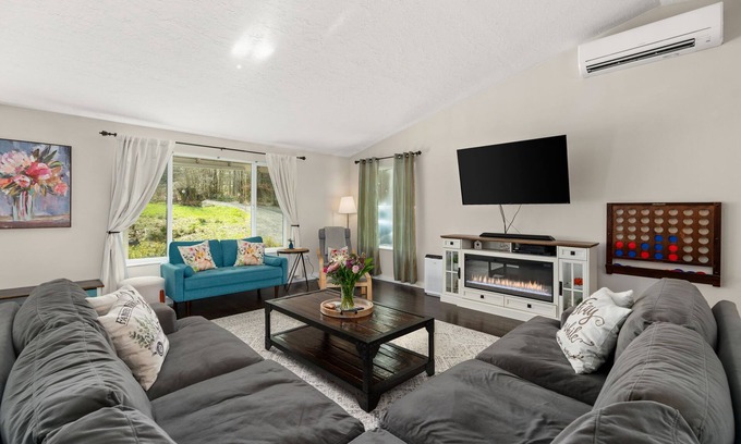 Centralia - Chehalis House | Countryside Getaway: King beds, fire pit, and fast wifi!