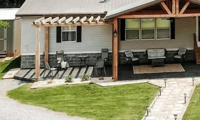 Guntersville House | Countryside Living with a great outdoor space!