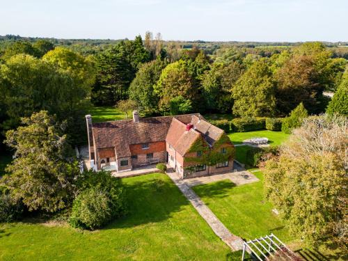 Upper Dicker House | Countryside Retreat packed with Activities Tennis including Hot Tub, BBQ, Darts, Karaoke