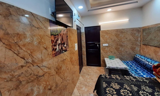 New Delhi Apartment | Couple friendly private flat in posh lajpat nagar