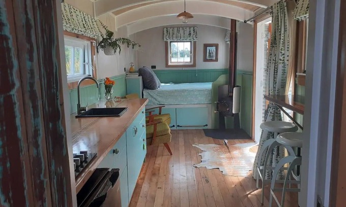 Ohai Cottage | Couple's Hideaway: Character Shepherd's Hut. Pet friendly.