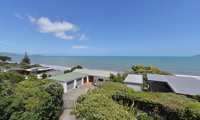 Raumati South House | Couples Getaway At The Beach