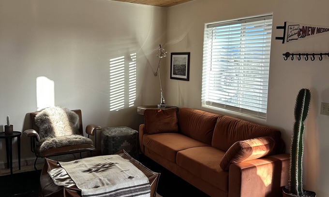 El Prado House | Couples getaway in cozy casita! Taos mountain Views!