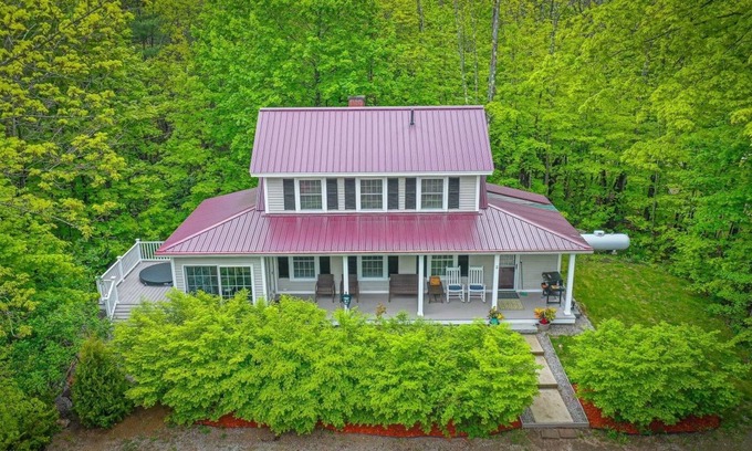 North Conway House | Couples Haven with Brand New 2022 Jacuzzi Spa Hot Tub