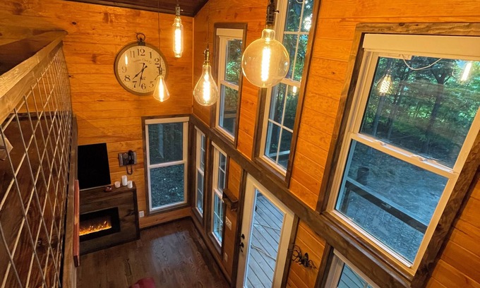 Adolphus Cottage | Couple’s Romantic Treehouse Getaway! Nashville, Bowing Green and Mammoth Cave