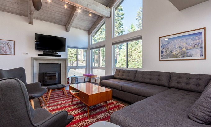 Mammoth Lakes Apartment | Courchevel #9, 2 Bedroom + Loft! Steps to Canyon Lodge, short walk to Canyon Lodge - EV Charger Plug