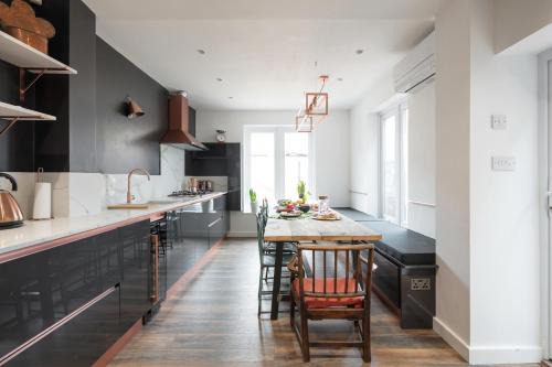 Haringey Apartment | Courcy Road - 7 bedroom - sleeps up to 22