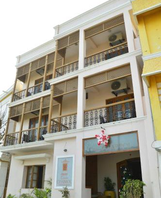 White Town Hotel | Cours CHABROL